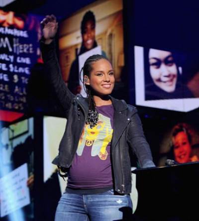 أليشيا كيز تغني وهي حامل على المسرح