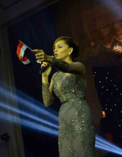 صور إطلالة رائعة لآمال ماهر من تصميم هاني البحيري