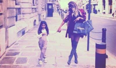 شاهد  مايا دياب مع إبنتها في باريس