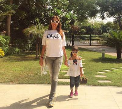 شاهد جويل وابنتها إيلا بملابس العيد