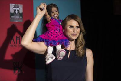  بالصور .. أقصر امرأة في العالم تحقق حلمها وتدخل عالم هوليوود