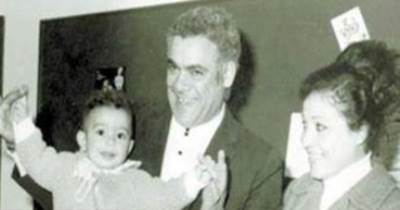 صورة تجمع احمد السقا بوالديه في مرحلة الطفولة