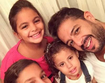 محمد حماقي ينشر صور عائلية مع "بنات حماقي"