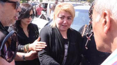  شاهد مها أحمد تنهار باكية في جنازة والدها .. والعزاء غداَ