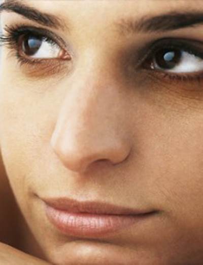  ثلاث طرق للتخلص من الدوائر السوداء تحت العين 