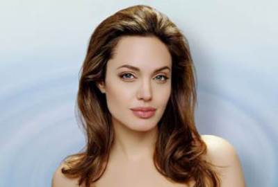  أنجلينا جولي ستشارك فنانا عربيا البطولة .. تعرف على عليه؟