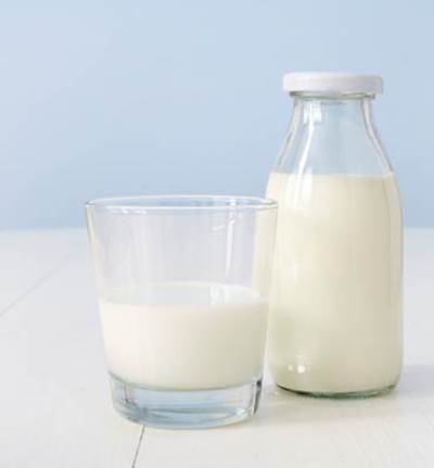 تعرفى على تأثير اللبن البقري على طفلك والكمية اللازمة له !!