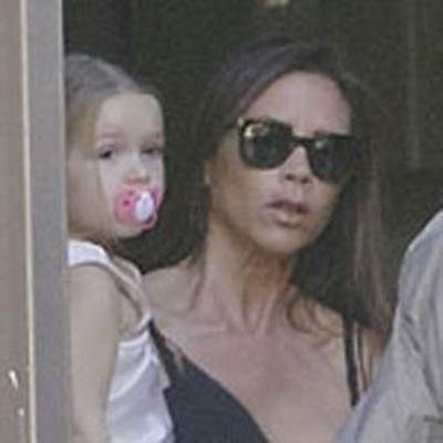 ابنة فيكتوريا بيكهام ما زالت تأخذ اللهاية وهي في الثالثة من عمرها؟!!