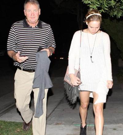 بعد انفصالها عن كريس مارتن .. جينيفر لورانس تضحك وتقضي وقتاً مع والدها