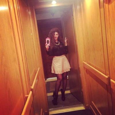 تنورة "ميريام فارس" القصيرة وماكياجها يجمعان أكثر من 35 ألف معجب