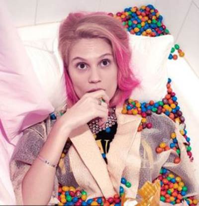 صور فرح زينب عبدالله بالشعر الوردي وإطلالات مرحة