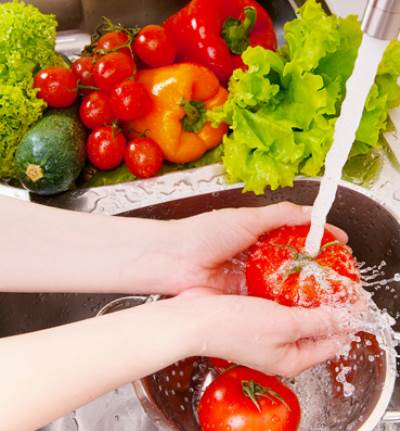هكذا يجب أن تغسلي الخضروات والفاكهة