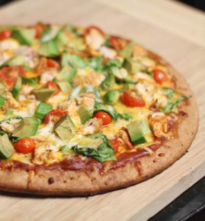 بيتزا الدجاج والأفوكادو