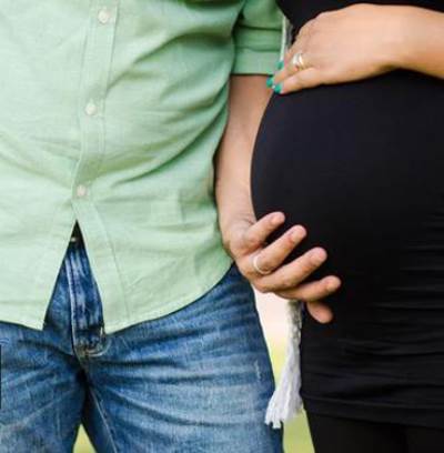 صورة إياد نصار يكشف عن حمل زوجته بطريقة طريفة