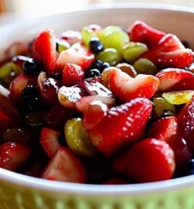 سلطة الفواكه بالعسل والليمون