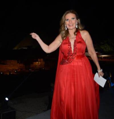 يسرا تعتذر من معجبيها لهذا السبب