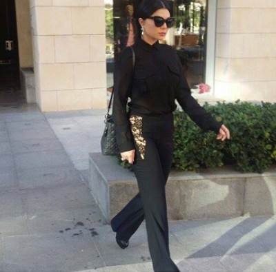 هيفاء وهبي متشحة بالسواد في جنازة "الشحرورة" صباح