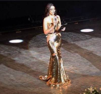 شاهد درّة تخطف الأنظار بإطلالة ذهبية على مسرح "قرطاج"