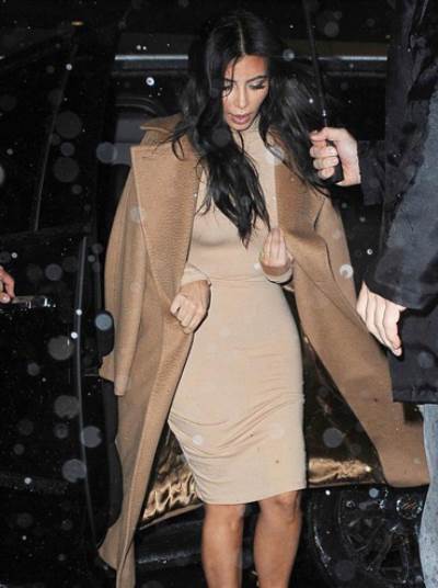 كيم كارداشيان تتنقّل تحت المطر بفستانها الجميل