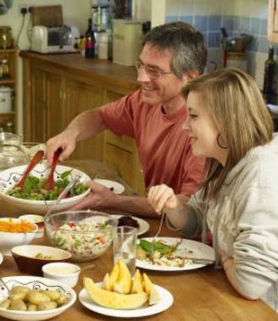 5 أسباب لتناول العشاء بعد غروب الشمس