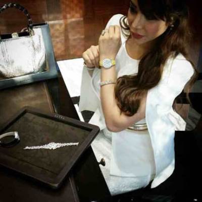 لجين عمران تتألق بالأبيض وتستعرض أحدث مجوهراتها