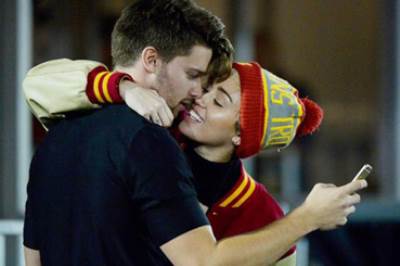 بسبب مايلي .. الحرب تشتعل بين باتريك شوارزينجر وأمه