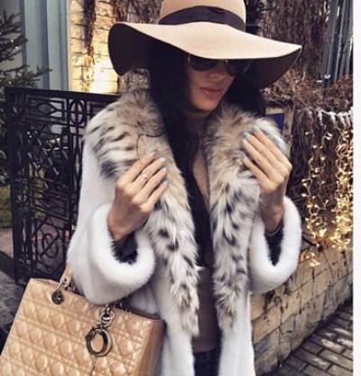 أجمل نساء الارض بكامل أناقتها بإطلالة شتوية