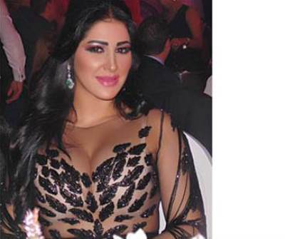  زوجة صابر الرباعي تخطف الأنظار بفستانها الشفاف