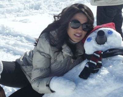 صور درة تعود إلى الطفولة وتبني "رجل الثلج"