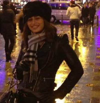 شاهد كيف تتحدى منة فضالي برودة الجو ؟