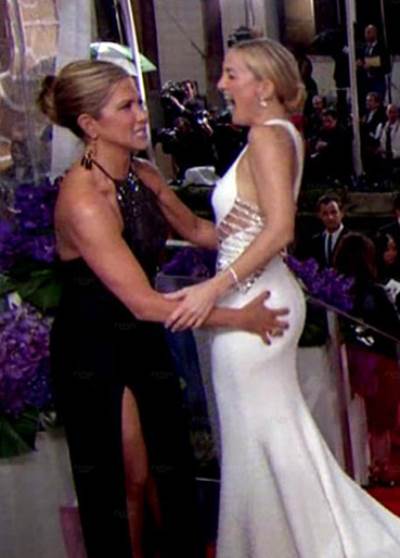 هكذا تحرشت جينيفر أنيستون بالشقراء كيت هادسون