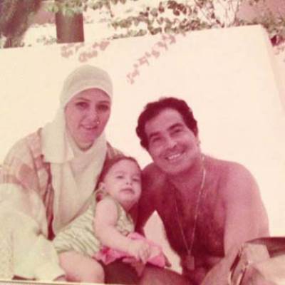  صورة نادرة لشمس البارودي مع زوجها وابنها عمر في بداية تحجبها !