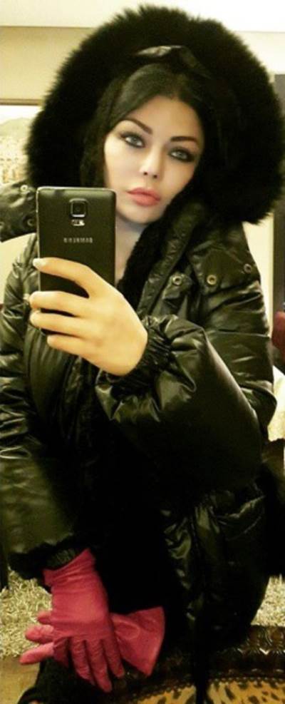 صورة .. أحدث سيلفي لـ"هيفاء وهبي" .. تغطي شعرها من شدة البرد