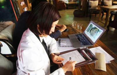 مطعم يقدم وجبات مجانية للزبائن الأكثر وسامة وجاذبية