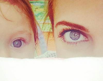 صورة مريم أوزرلي وابنتها لارا والشبه كبير جداً