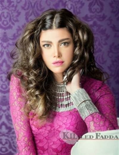 صور ريهام حجاج بإطلالة فوشية تشع بالأنوثة