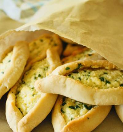 في 10 دقائق .. جهز هذه الفطائر في البيت لفطور سريع وشهي