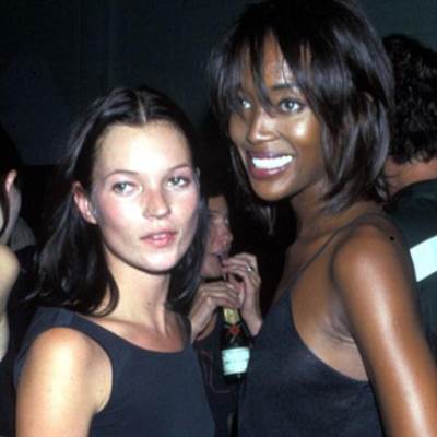 ناعومي كامبل تعايد كايت موس بصورة قديمة لهما