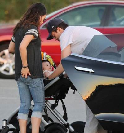 إبنة آشتون كاتشر وميلا كونيس تظهر للمرة الاولى في صور من نزهة عائلية