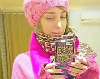 سيلفي بسمة بوسيل تبهر محبيها بإطلالة شتوية فوشية