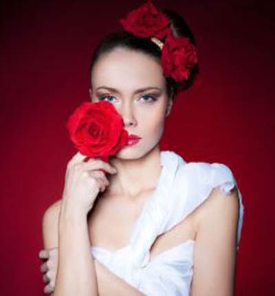 بالخطوات تعلمي تطبيق 3 تسريحات للفالنتين