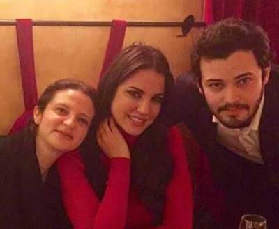 درة التونسية تقضي الإجازة مع عائلتها في باريس