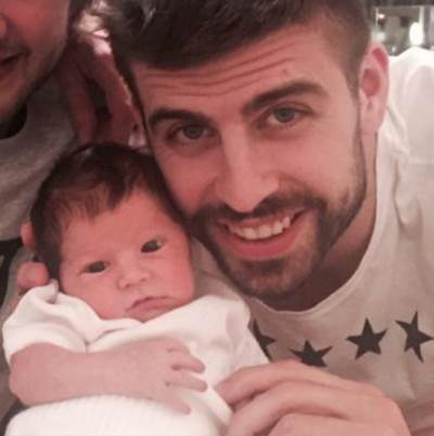 الصورة الأولى لجيرارد بيكيه وطفله الثاني ساشا