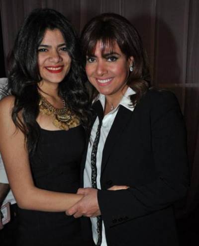 صورة نشوى مصطفى وابنتها .. ونشطاء "نشوى أصغر"