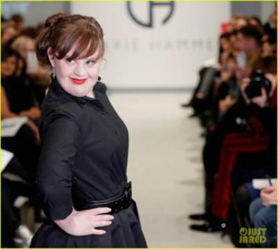 جايمي برور أول مصابة بمتلازمة داون تعرض الأزياء