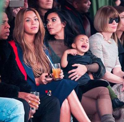 إبنة كيم كارداشيان تبكي وتزعج من حولها