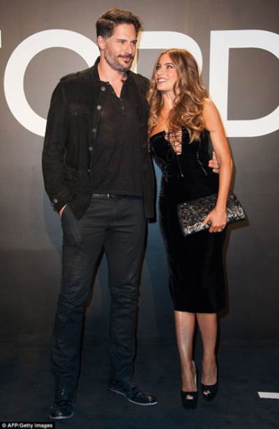 صوفيا فيرغارا بإطلالة جميلة إلى جانب خطيبها الوسيم