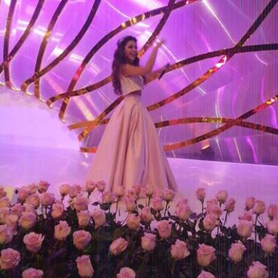 صور : ميريام فارس تظهر جمال شعرها بـ "تاج ملكي"