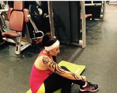 صورة المطربة الشعبية بوسي تكشف عن وشم تمتلكه يزيّن يدها