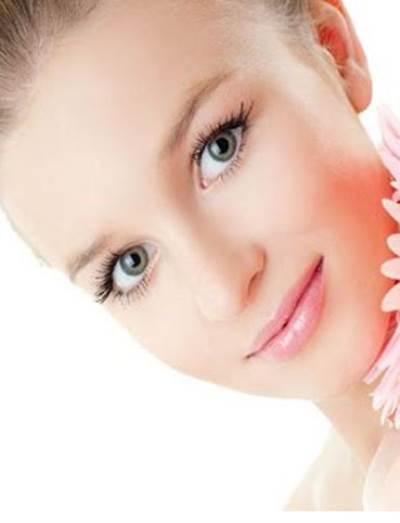 تخلصي من الشعر الزائد فوق الشفاه بهذه الطريقة